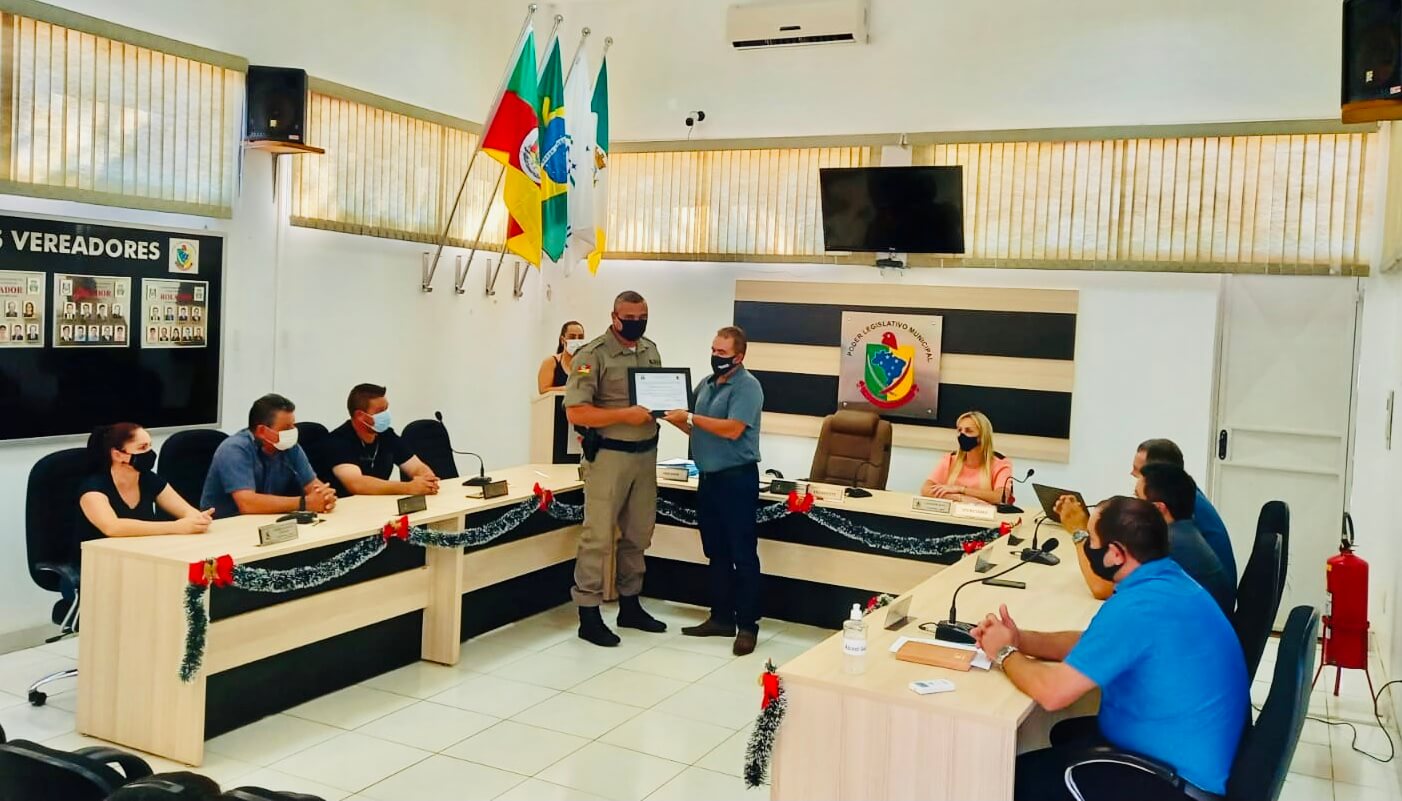 CÂMARA HOMENAGEOU O COMANDANTE DA BRIGADA MILITAR DE ROLADOR PAULO CESAR GIORDANI E A EMPRESÁRIA MARIA SOLANGE DE MATOS THUM